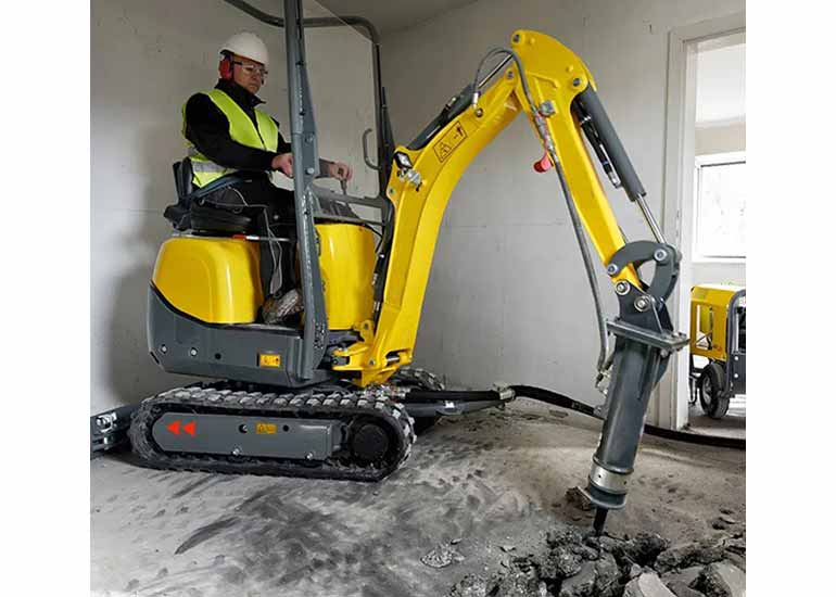 小型挖掘机的百变应用---室内建筑工程
